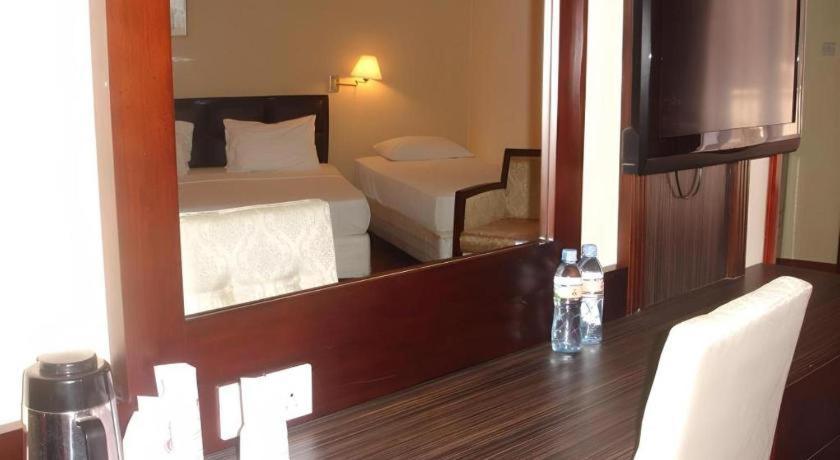 Devon Hotel Канди Экстерьер фото