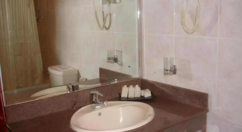 Devon Hotel Канди Экстерьер фото