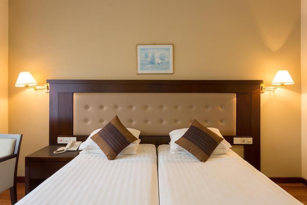 Devon Hotel Канди Экстерьер фото
