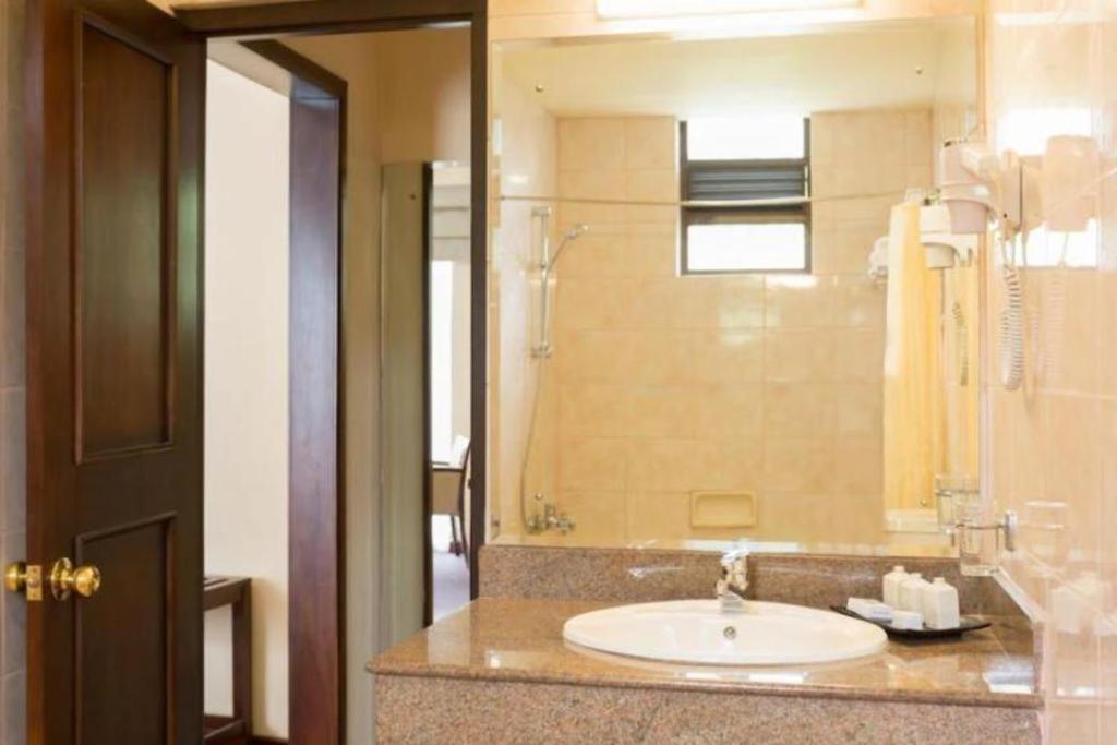 Devon Hotel Канди Экстерьер фото